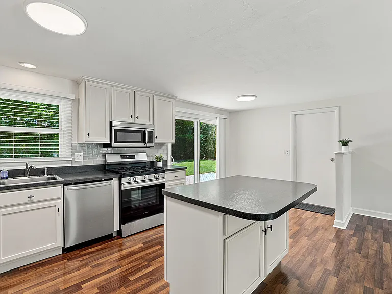 924 Bradford Ln — Photo 3