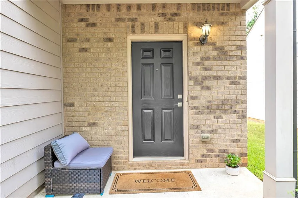 4 bed, 2.5 bath, 2071 sqft, $2,400 — Photo 2