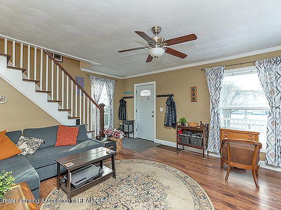 3rd image of 803 E Shiawassee St