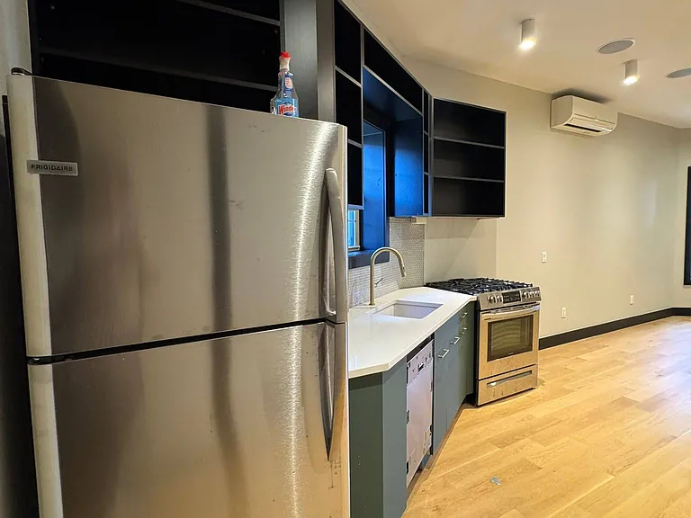 41 Van Wagenen Ave #4L — Photo 4