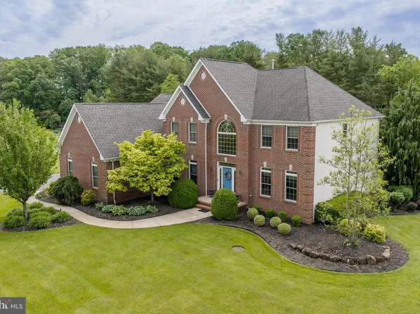 2 Dellaira Ct, Wrightstown, NJ 08562