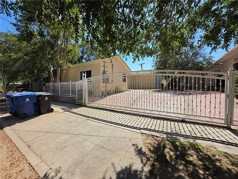 10849 N Swinton Ave — Photo 1