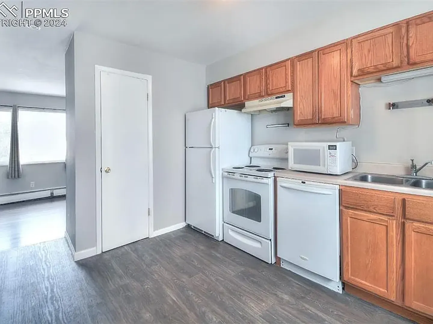 West Side 3 bedroom with Mountain Views — Photo 2