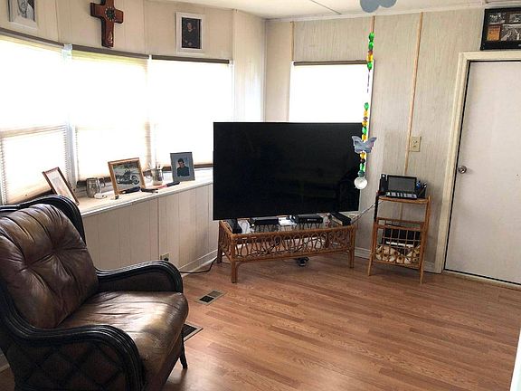 2nd image of 39 SE Camino St