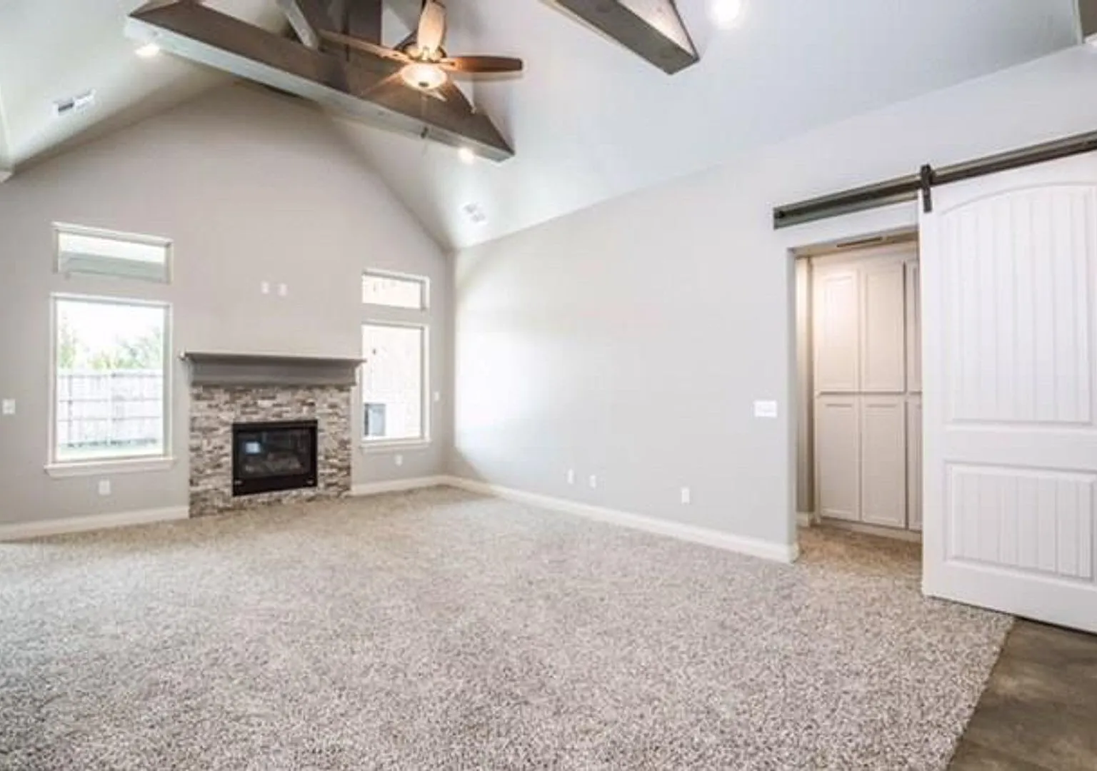 4 Bedroom 3 Bathroom Home With Upstairs Bonus Room in Mustang Schools — Photo 4