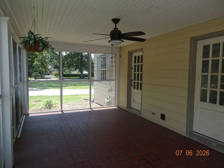 302 Riverside Dr — Photo 22
