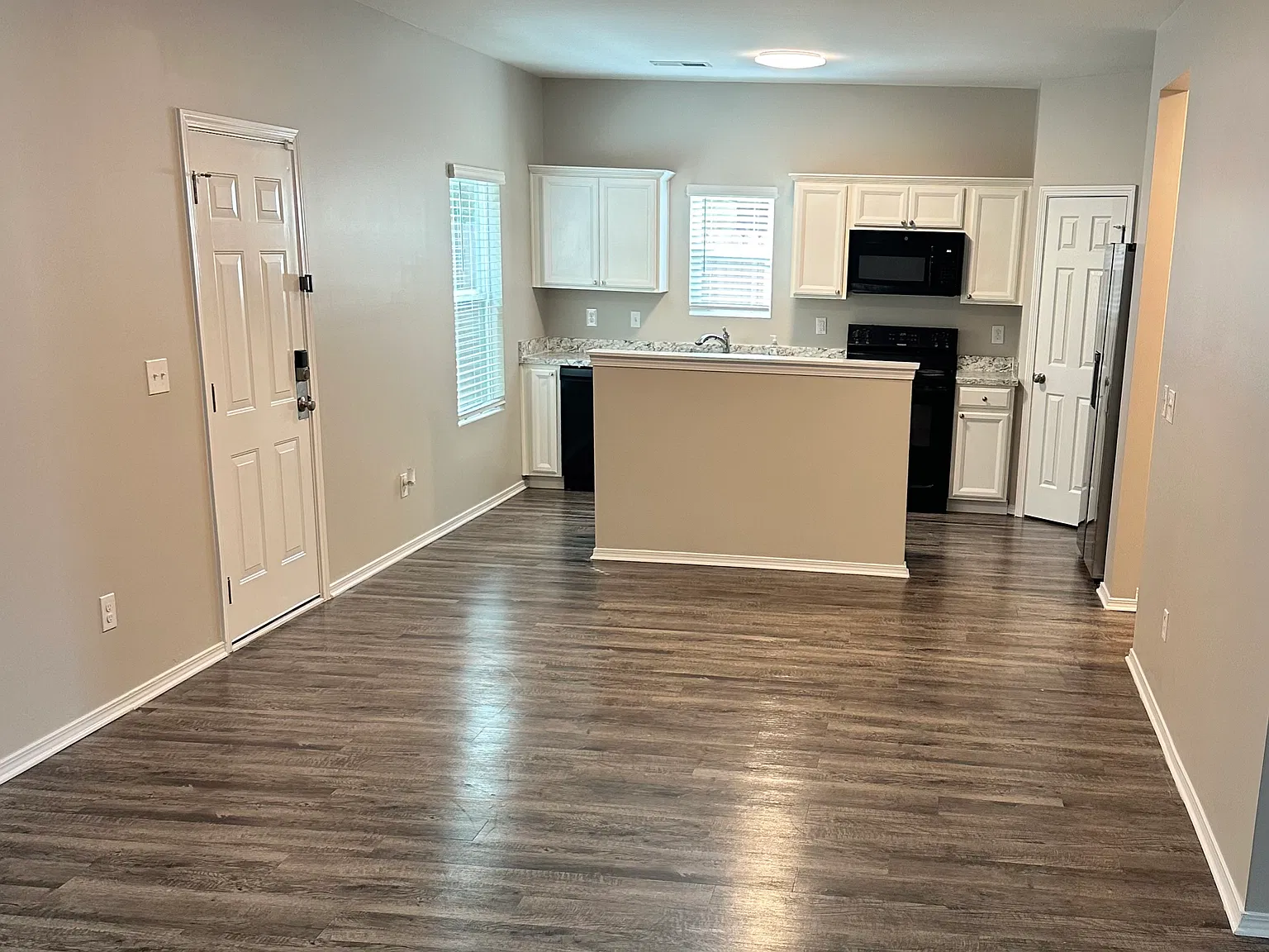 3 bed, 2.5 bath, 1822 sqft, $1,900 — Photo 2