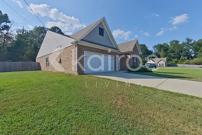 4 bed, 2.0 bath, 2101 sqft, $2,095 — Photo 3