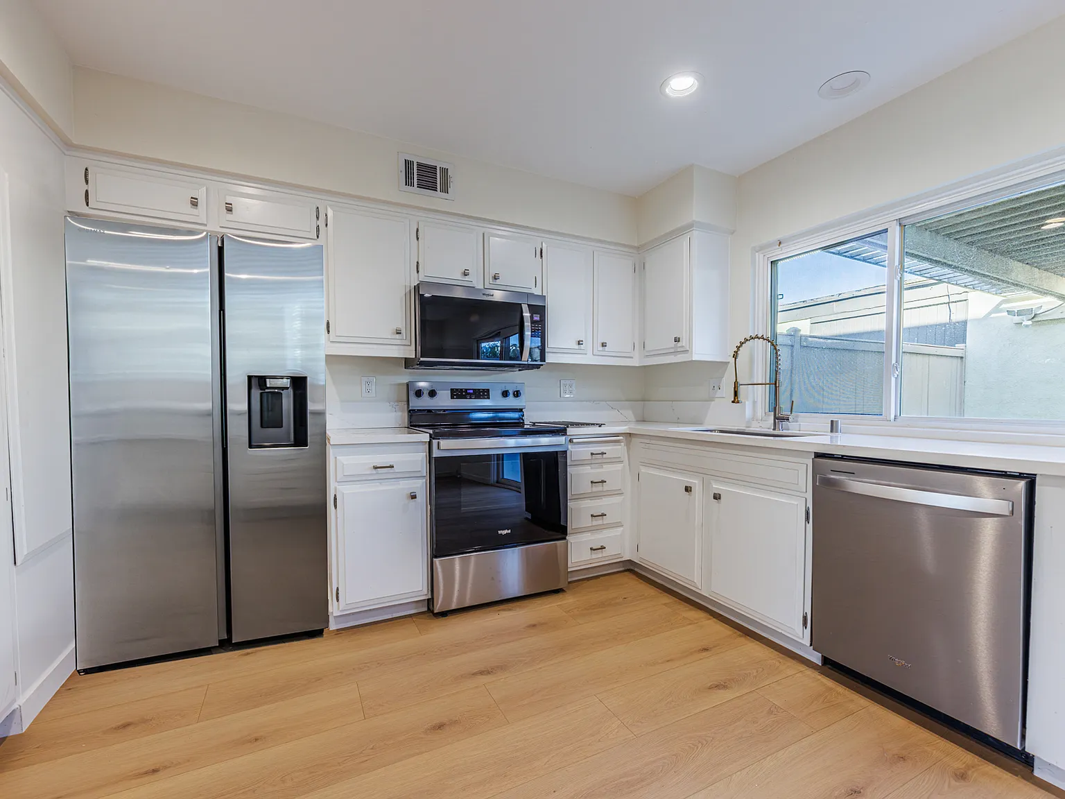 3 bed, 2.5 bath, 1587 sqft, $3,899 — Photo 2