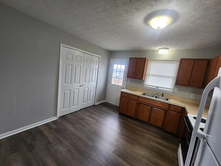 100 Beth Dr — Photo 2