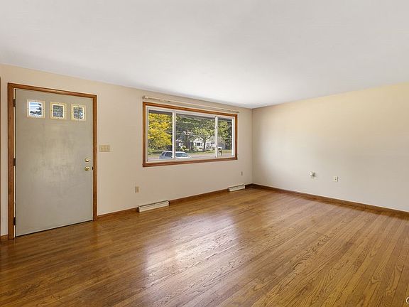 2nd image of 6098 Lakeshore Rd