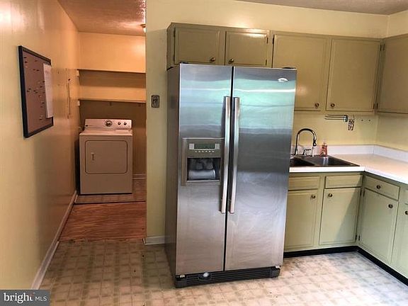 4th image of 615 Massanutten Ave