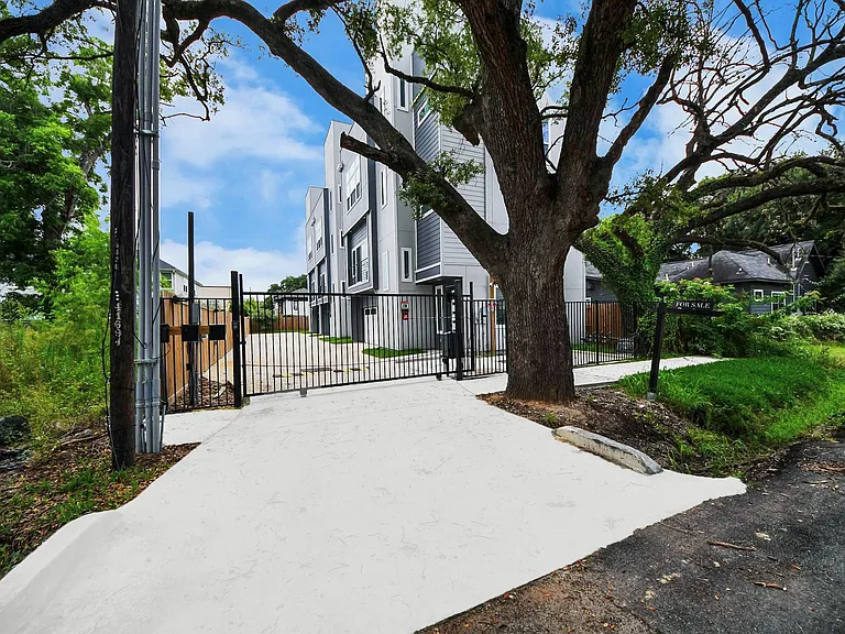 2709 Dennis St — Photo 5