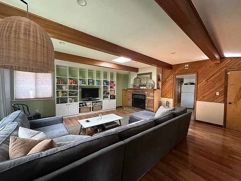 1333 Van Buren St — Photo 4