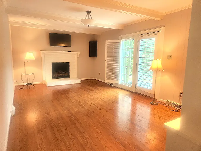 426 Devonshire Ln — Photo 6