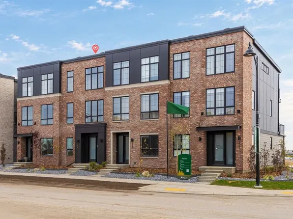 124 W Greenwich Dr NW, Calgary, AB T3B 6N8