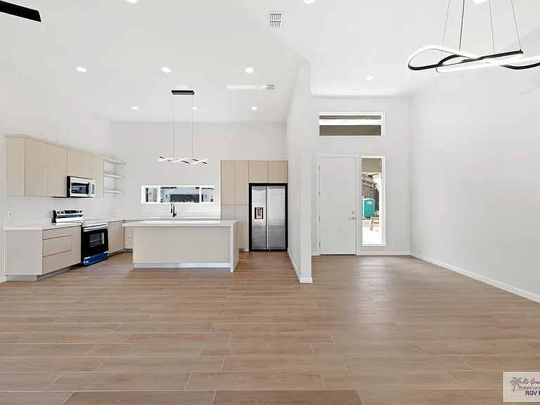 6934 Diamond Cove Dr — Photo 2