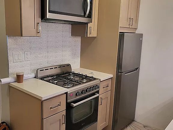 4th image of 113 W 75th St #1A