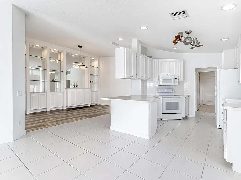 8270 Eleuthera Ln — Photo 9
