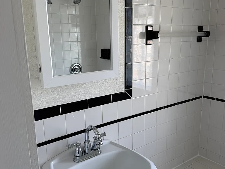 253 W Hazeltine Ave #18 — Photo 9