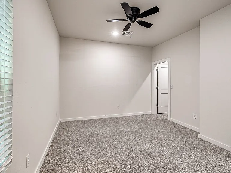 616 W 2nd St #100 — Photo 21