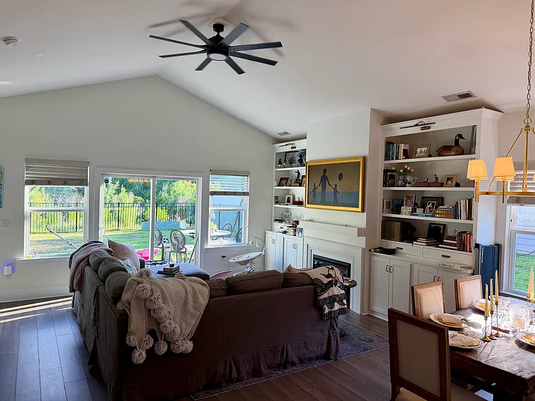215 Coachman Dr — Photo 3