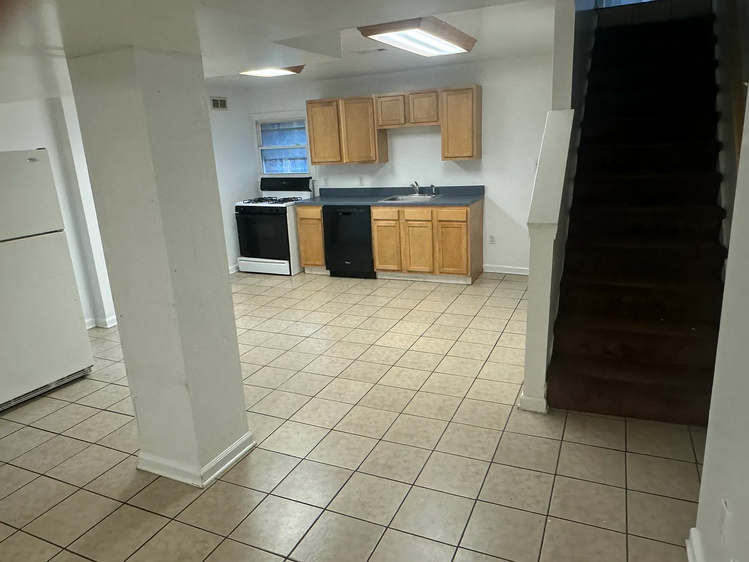 6 bed, $2,400 — Photo 2