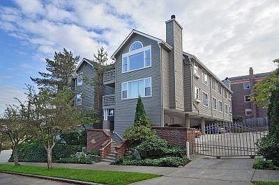 Corner building with direct access to bus lines & walking di