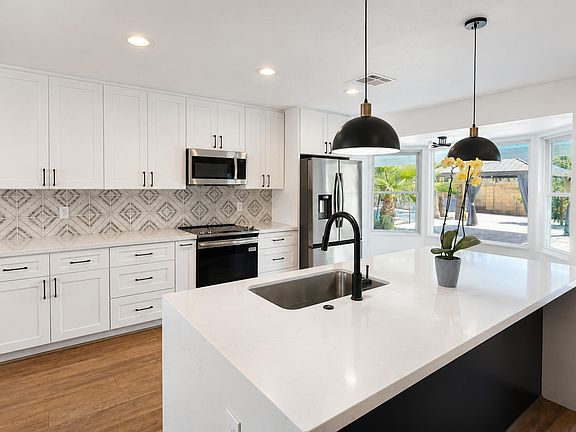 5th image of 4237 W HARTFORD Avenue