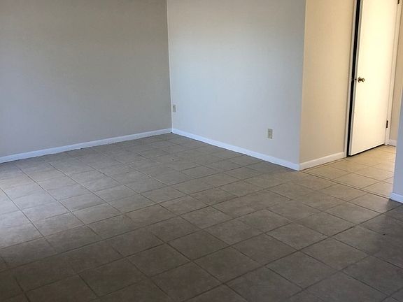 4th image of 610 SE 28th Pl APT C