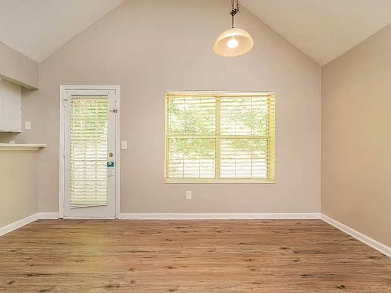 804 Hillandale Ln — Photo 6