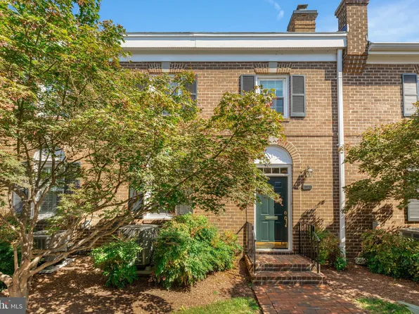 1027 N Pitt St, Alexandria, VA 22314