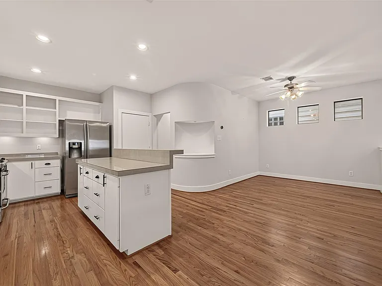 733 W 22nd St #D — Photo 16