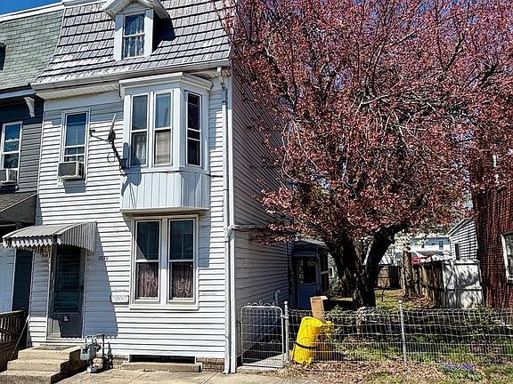 2nd image of 1039 E Poplar St
