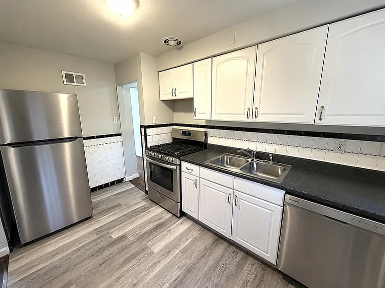 1033 Bakewell Dr — Photo 3