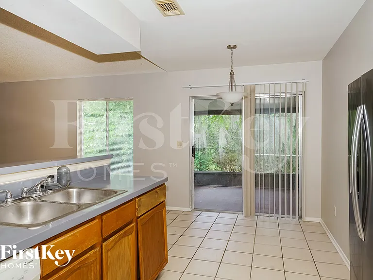 1389 Trollman Ave — Photo 9