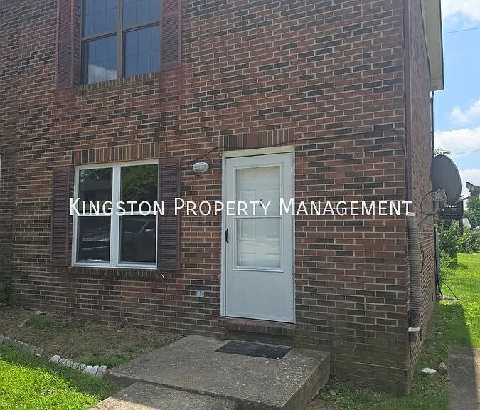 122 Bradford Dr — Photo 2