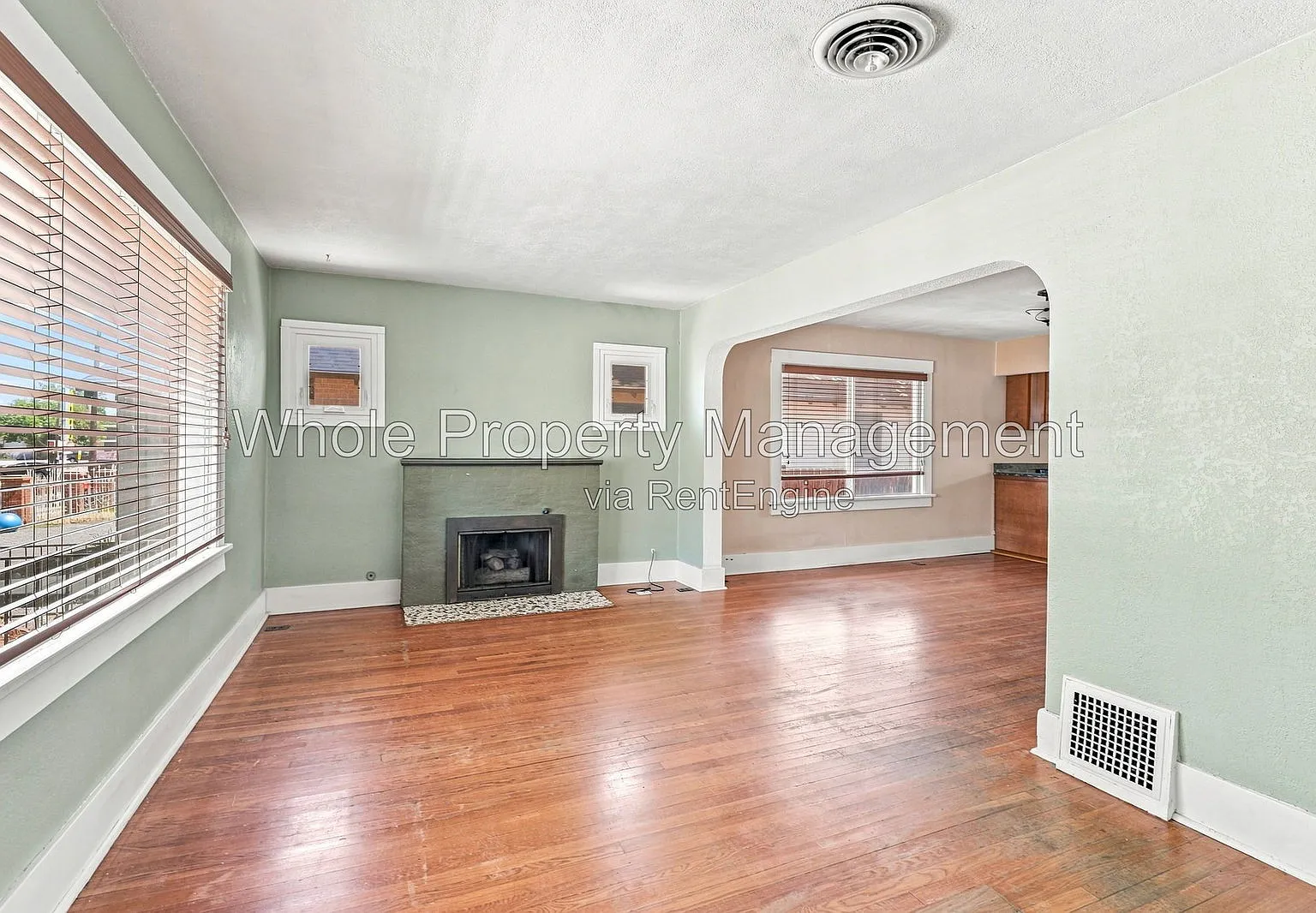3 bed, 2.0 bath, 1900 sqft, $3,050 — Photo 2
