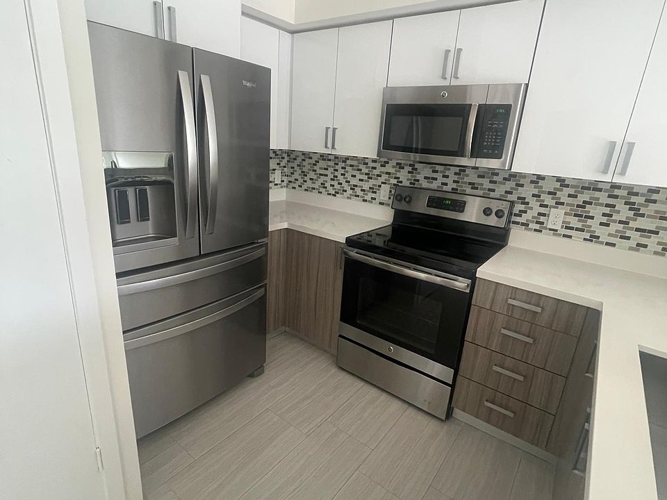 1st image of 425 NE 35th St #305