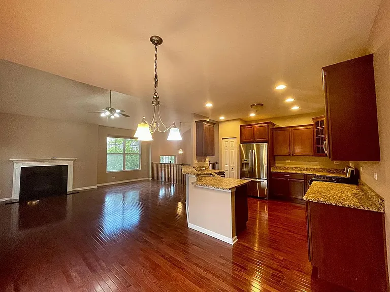 526 Grosvenor Ln — Photo 5