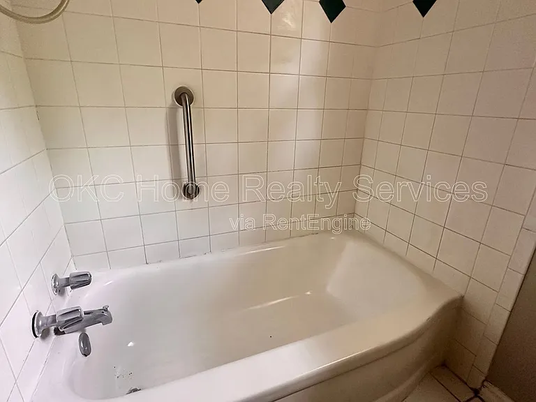 6808 NW 59th St — Photo 16