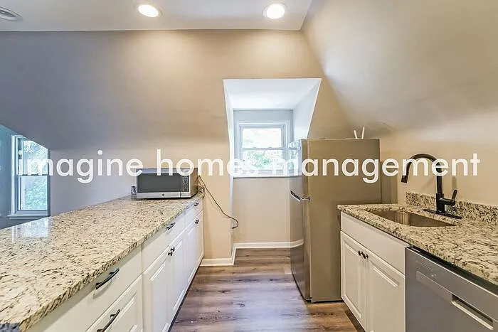 241 Amber St #3 — Photo 7