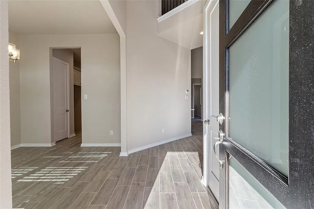 4 bed, 2.5 bath, 2366 sqft, $3,200 — Photo 4
