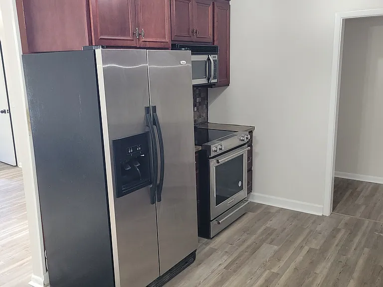 833 Elizabeth St — Photo 9