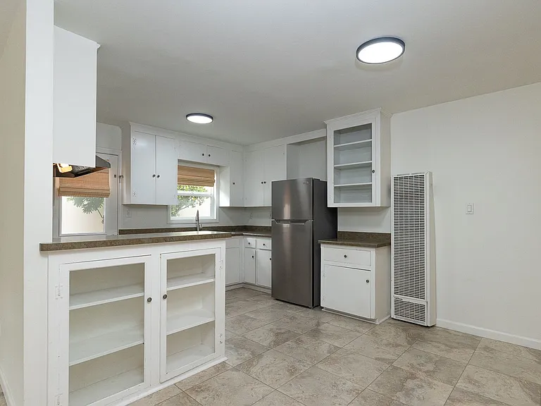 136 Oxnard Ave — Photo 10