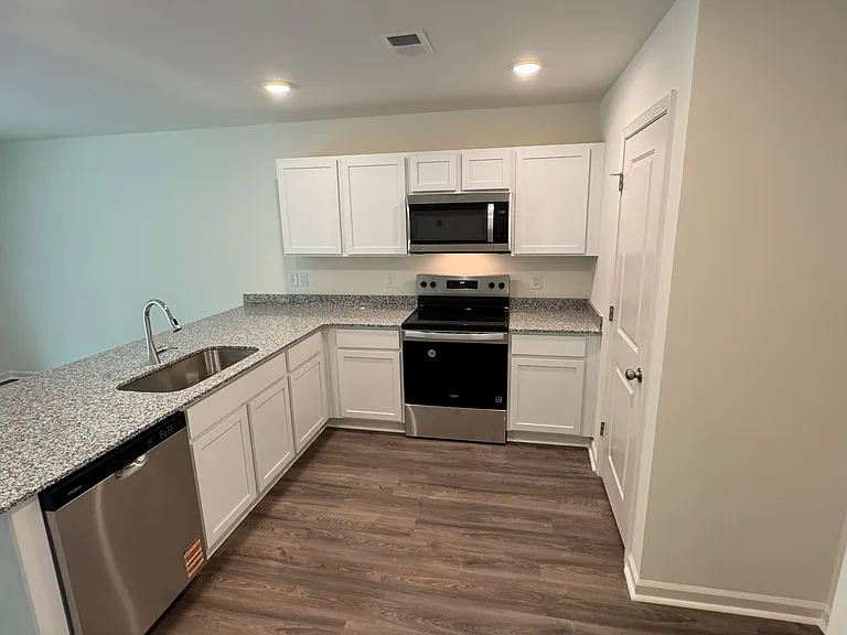 487 Hewett Landing Dr SW — Photo 2