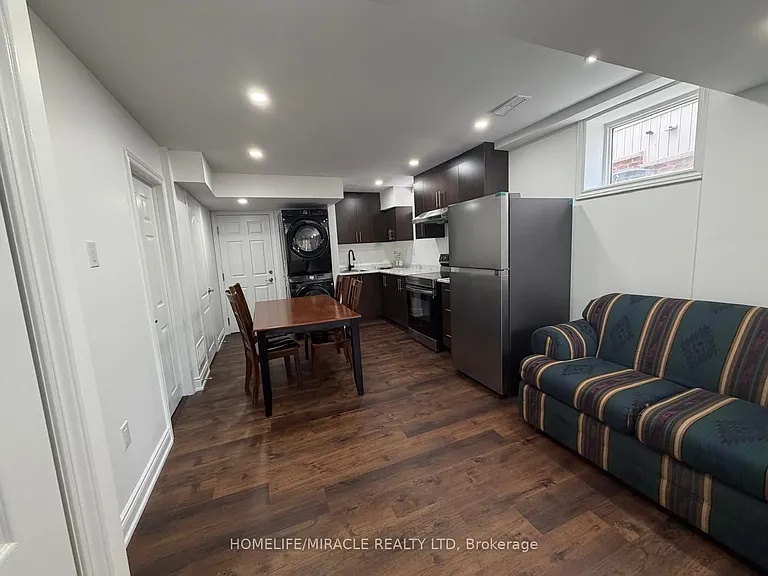 28 Meadowglen Blvd — Photo 8