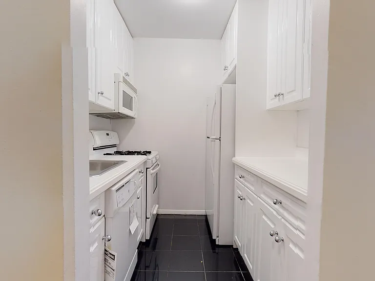 365 W 52nd St #1B — Photo 7