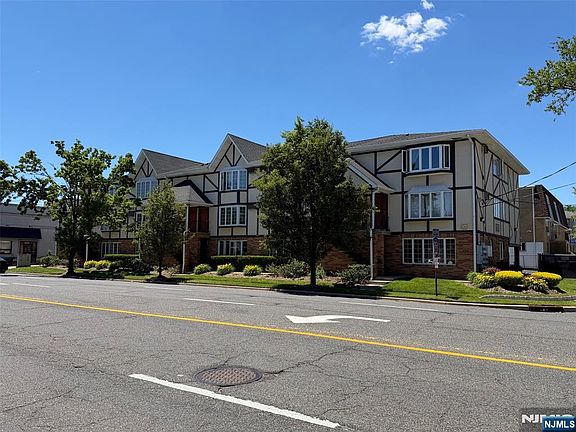 2nd image of 33 Henry Pl APT B4
