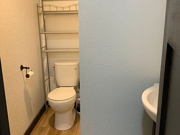 5th image of 907 S Broadway St #41